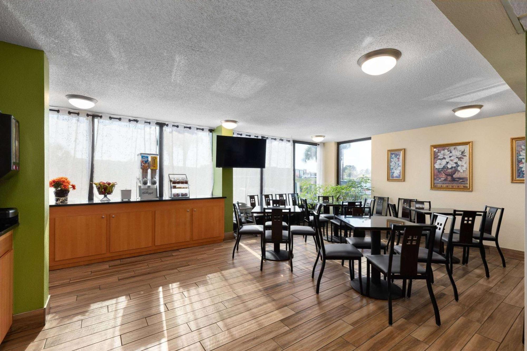 Super 8 By Wyndham Myrtle Beach/Market Common Area Dış mekan fotoğraf